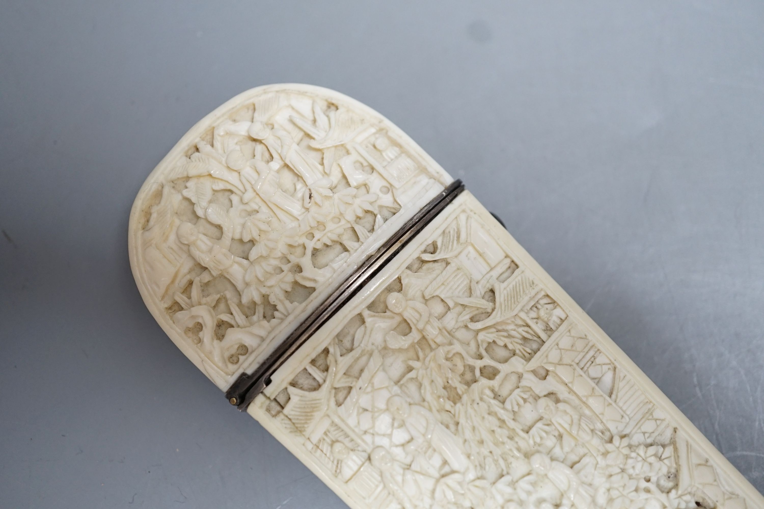 A 19th century Chinese export ivory spectacle case 14cm